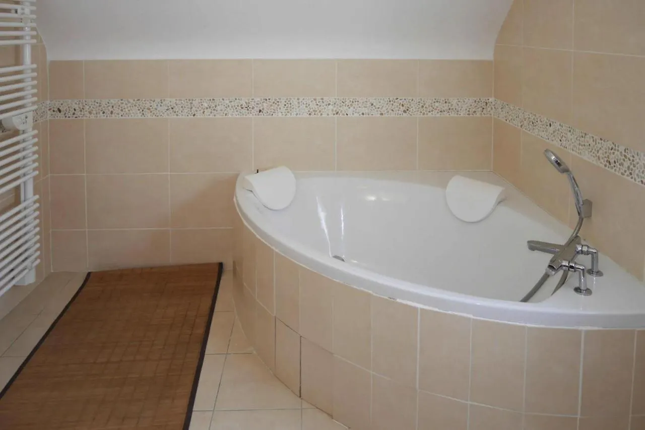 Comfortable Holiday Home With Partial Sea Views, Douarnenez-Treboul