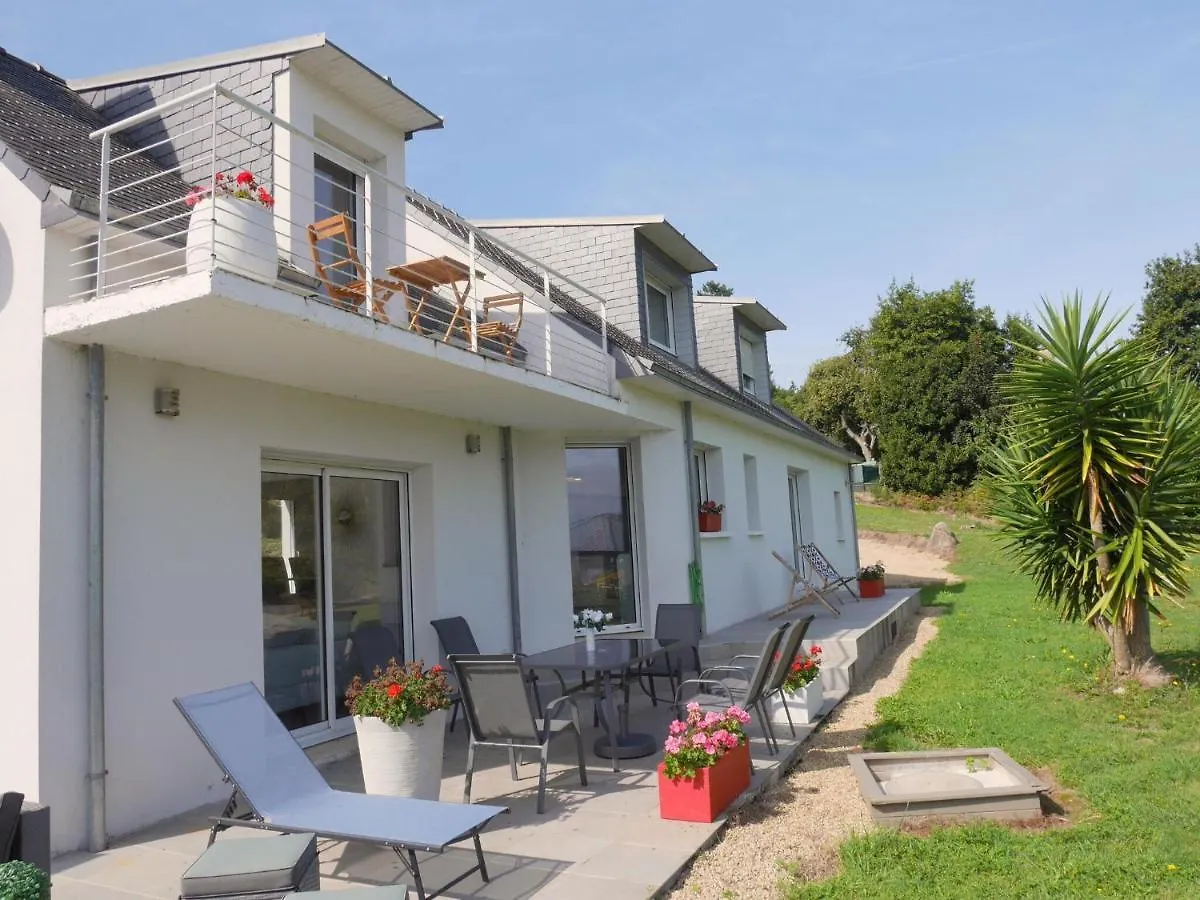 Comfortable Holiday Home With Partial Sea Views, Douarnenez-Treboul