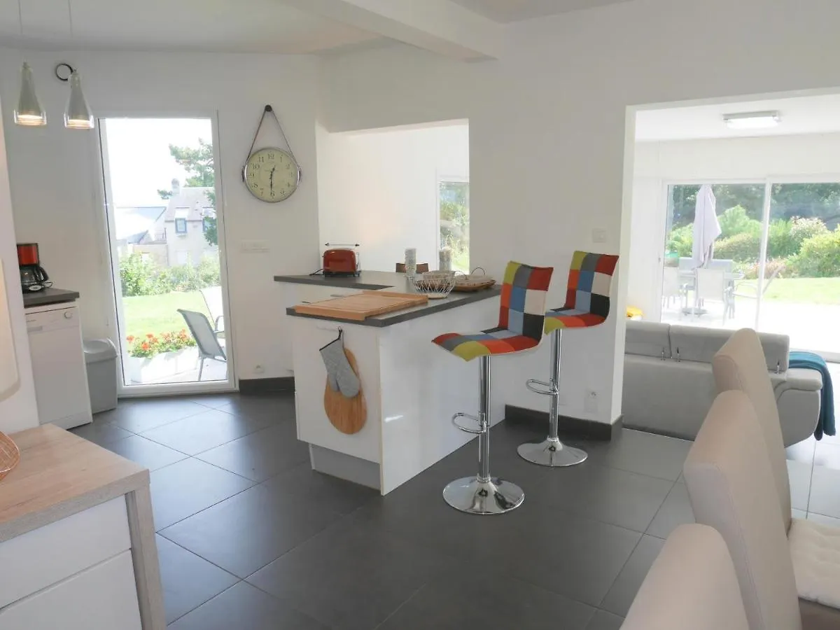 Comfortable Holiday Home With Partial Sea Views, Douarnenez-Treboul
