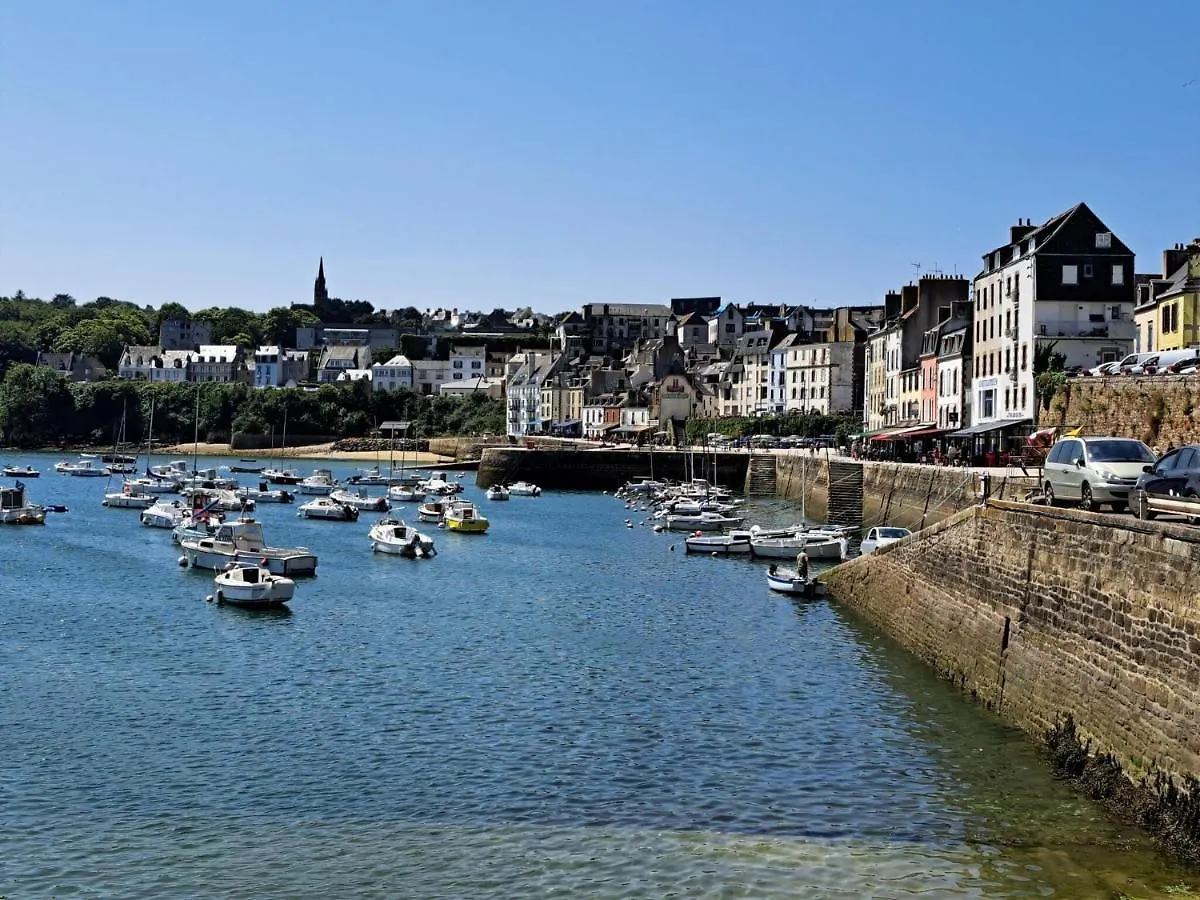 Comfortable Holiday Home With Partial Sea Views, Douarnenez-Treboul France